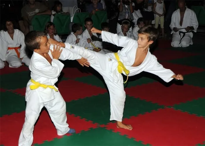 Giovani atleti in combattimento