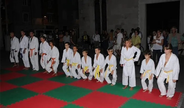 Allievi schierati sul tatami