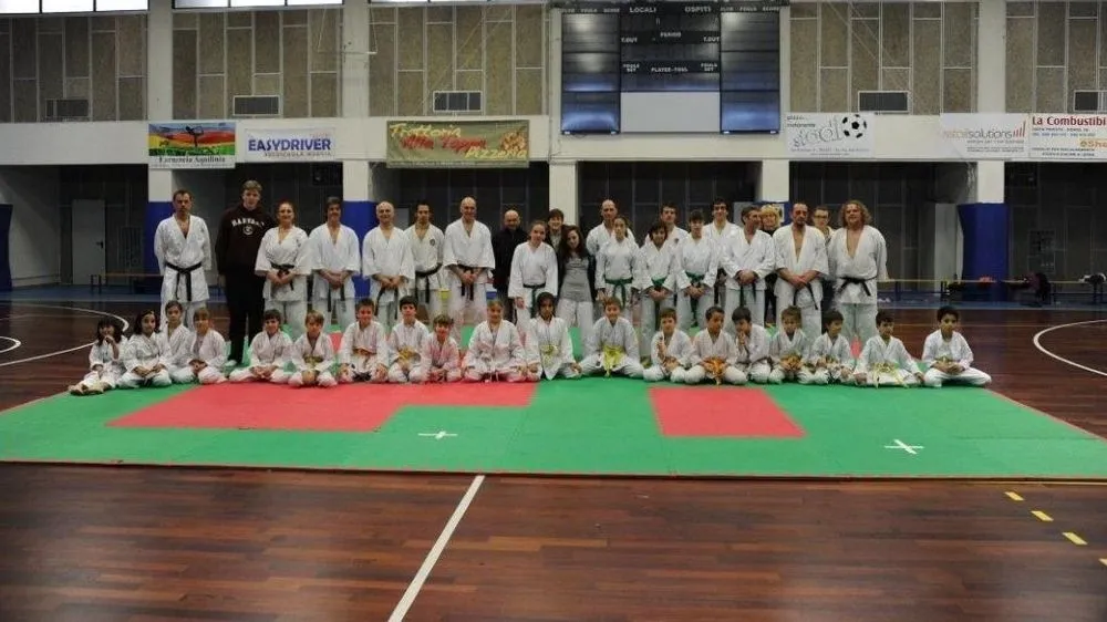 Foto di gruppo in palazzetto