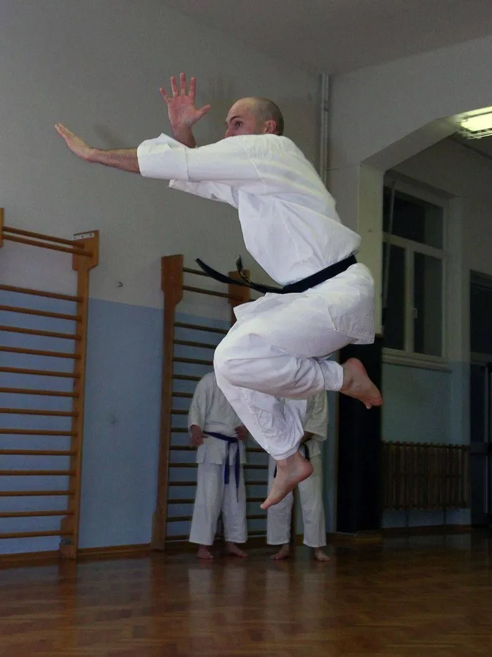 Calcio volante in palestra
