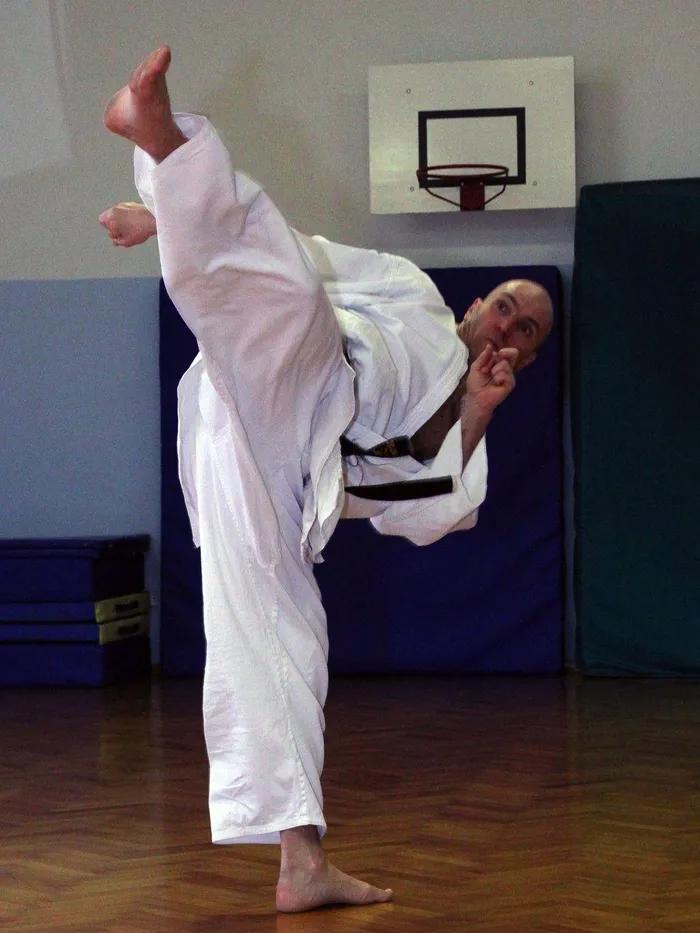Calcio alto in palestra
