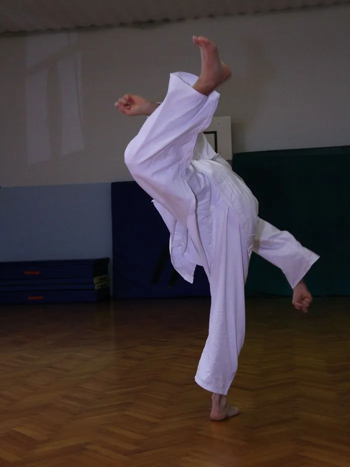 Calcio alto in palestra
